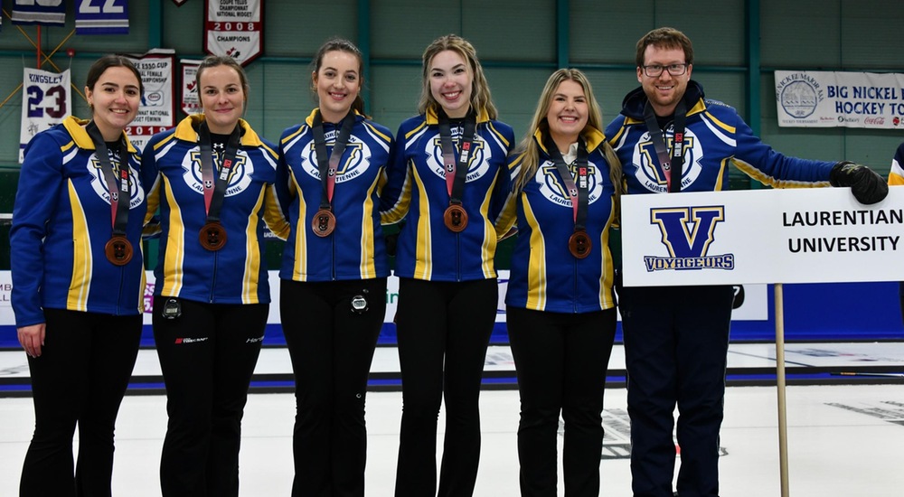 Women's team with their medals - Curling Canada/Duncan Bell